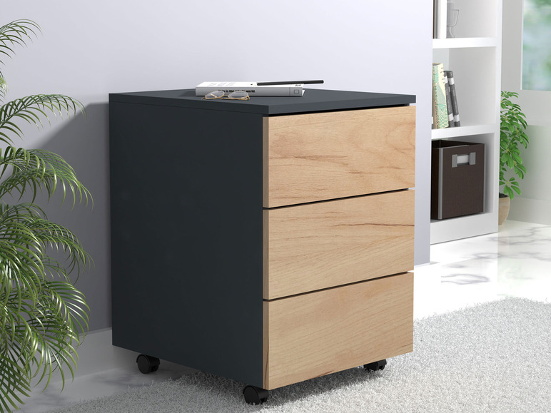 Een donkerblauwe kast met drie houten lades op wielen.