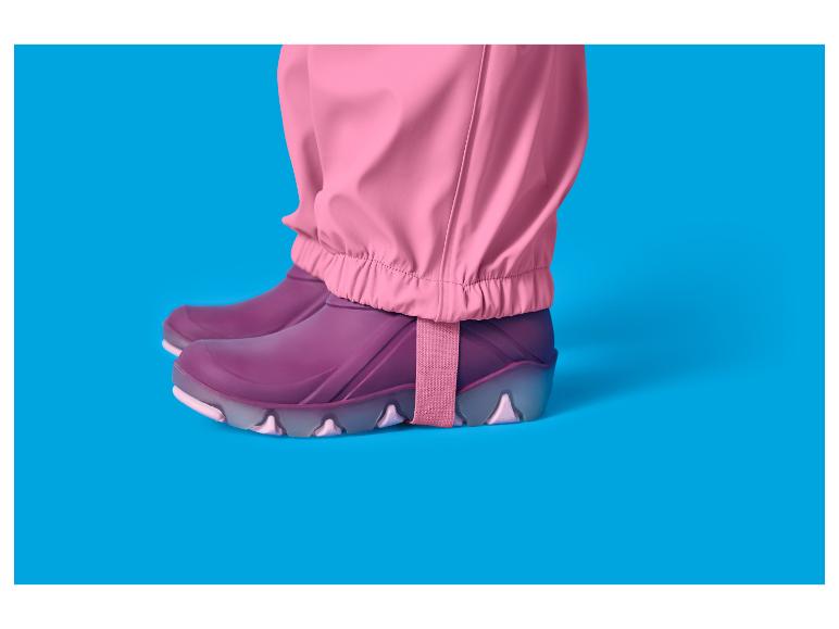Roze regenbroek en paarse regenlaarzen op een blauwe achtergrond.