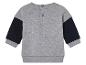 Een grijs shirt met blauwe mouwen voor baby's.