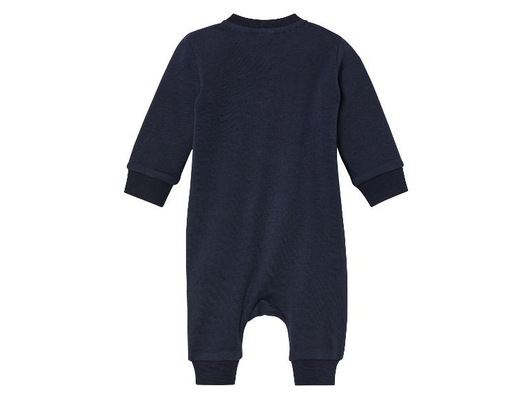 Een donkerblauwe baby romper met lange mouwen.