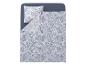 Dekbedovertrekset met tropisch blad- en bloemenpatroon, blauw en wit.