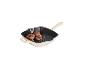Grillpan met aangebraden vlees, uien en champignons