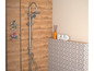 Een moderne douchekop met een regendouche en handdouche in een badkamer met houten tegels.