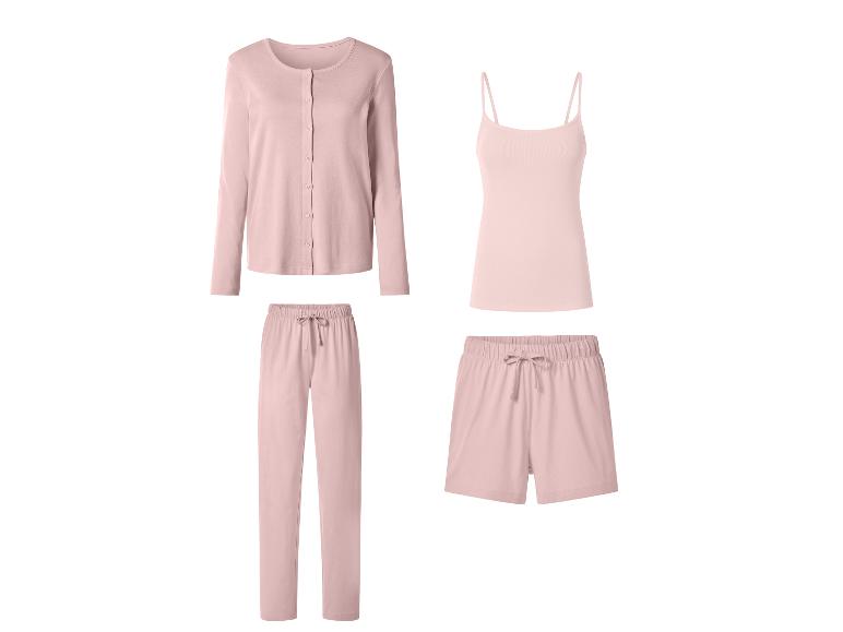 Lichtroze pyjamaset met vest, hemdje, lange broek en korte broek.