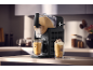 Zwarte slushmachine met twee glazen koude dranken op een aanrecht.