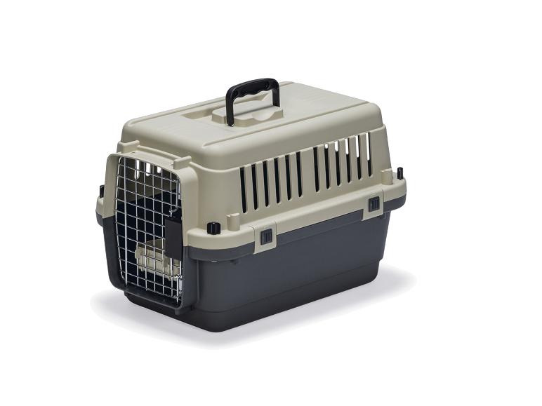 Plastic dierenreismand met metalen roosterdeur en handvat aan de bovenkant.