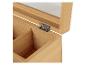 Een open houten theebox met meerdere vakken.