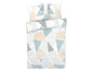 Beddengoed met een geometrisch patroon in blauwe en beige tinten.