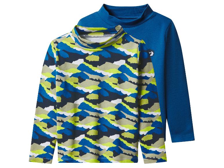 Twee kinderlongsleeves, één met camouflageprint en één effen blauw.