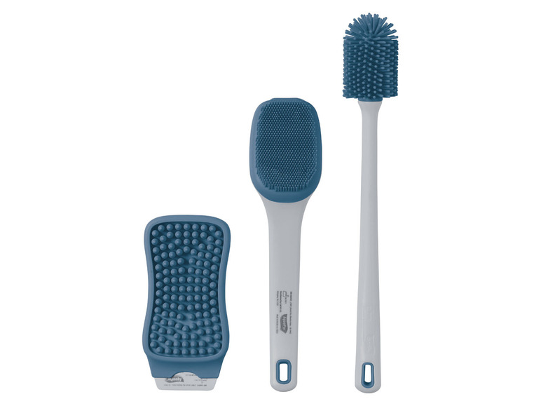 Drie blauwe borstels van OXO: een schrobber, een badborstel en een toiletborstel.