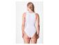 Vrouw in een wit mouwloos bodysuit.