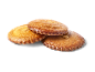 Drie goudbruine amandelkoekjes op een zwarte achtergrond