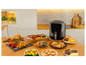 Een Cecotec airfryer met verschillende gebakken gerechten, zoals frietjes, koekjes en kip.