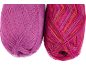 Twee bollen garen: één effen magenta, één gemêleerd in roze- en oranjetinten.