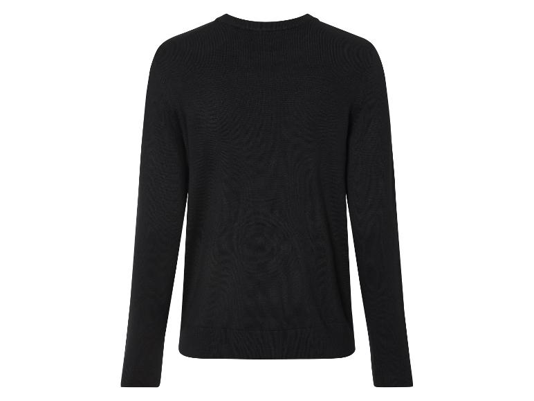 Zwarte trui met lange mouwen.