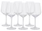 Set van zes transparante wijnglazen op een witte achtergrond.
