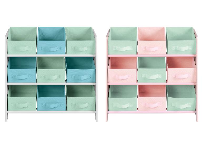 Twee speelgoedopbergmeubels met kleurrijke stoffen bakken, één in blauw/groen, de andere in roze/groen.