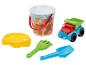 Kleurrijke zandspeelset met emmer, vrachtwagen, zeef, hark en schep.