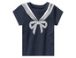 Een donkerblauwe baby-t-shirt met een witte strik en een marinierslook.