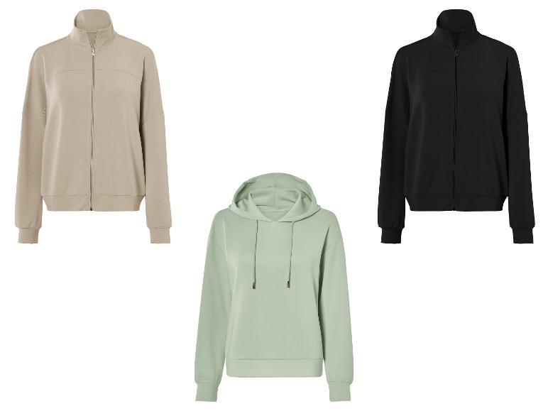 Drie verschillende hoodies: beige, zwart en lichtgroen.