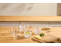 Zes glazen met water, citroen en munt op een houten aanrecht in de keuken.