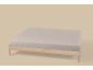 Licht houten bedframe met een lichtgrijs hoeslaken op een beige achtergrond.