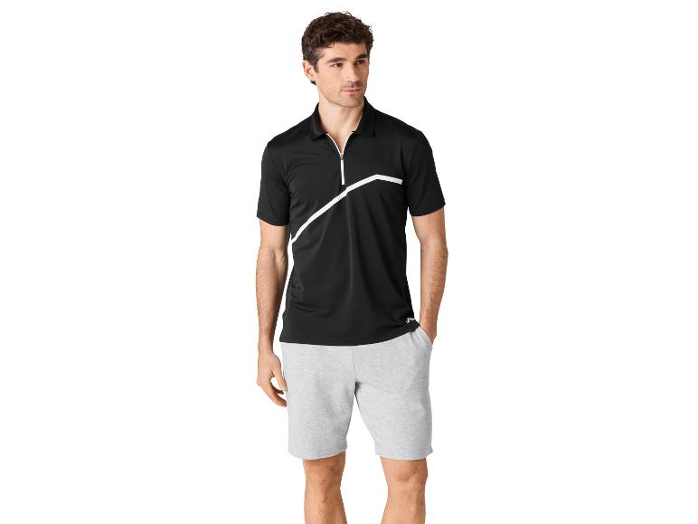 Herenshirt met rits en grijze shorts.