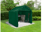 Groene tuinschuur met barbecue, klapstoelen, regenlaarzen en een schop.