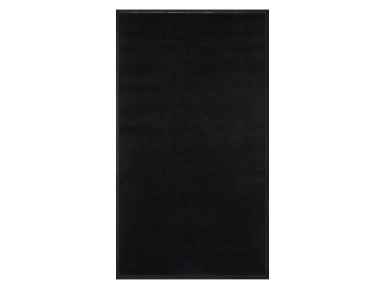 Zwart tapijt met zwarte rand.