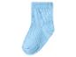 Een lichtblauwe geribbelde sok voor kinderen.