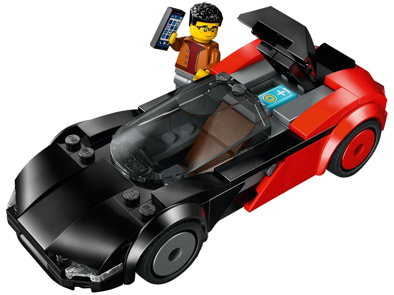Speelgoed sportwagen met open kofferbak en een figuur die een mobiele telefoon vasthoudt.
