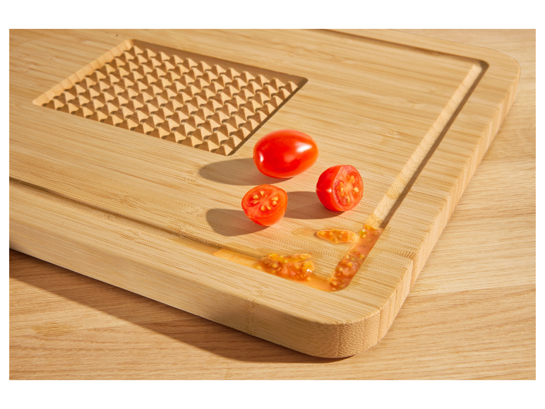 Bamboe snijplank met tomaten.