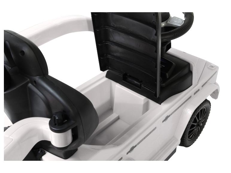 Detail van een witte speelgoedauto met open motorkap.