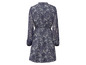 Een blauwe jurk met bloemenprint.