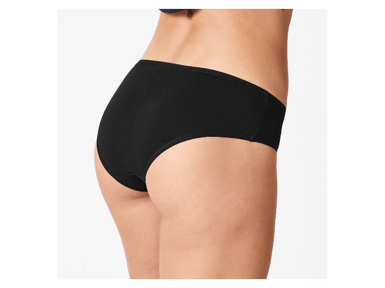 Vrouw in zwarte katoenen slip, zijaanzicht.