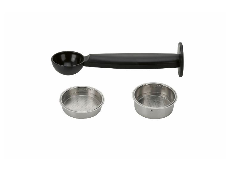 Zwarte koffieschep en twee roestvrijstalen koffiefilters met max. niveau-indicatoren.