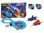 Een Batwheels-thema Carrera First racebaan set met twee auto's en controllers.