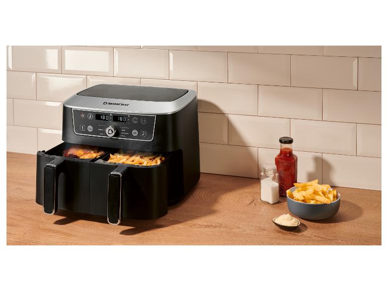 Airfryer met friet en kip, met tomatensaus en mayonaise.