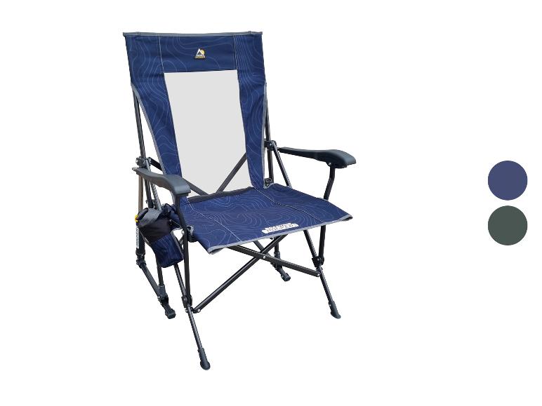 Een blauwe campingstoel met armleuningen en een bekerhouder.