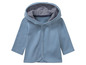 Een blauwe babyhoodie met een gestreepte voering.