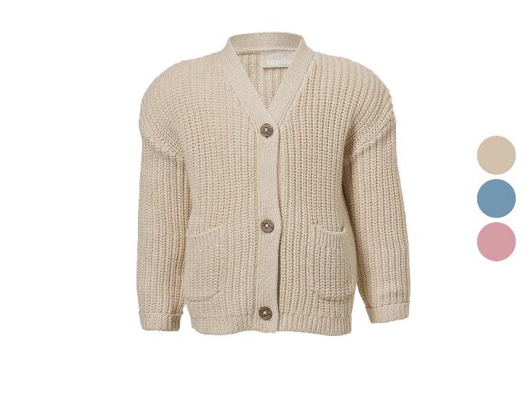 Beige gebreid vest met knopen en zakken, met kleuropties aan de zijkant.