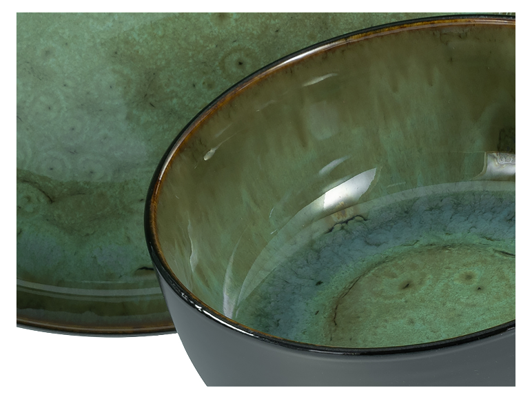 Donkergroene keramische schaal en bord.