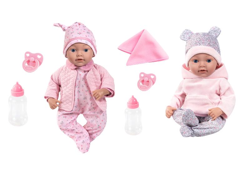 Twee babypoppen in roze kleding met flesjes en fopspenen.