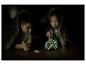Twee kinderen onder een deken, spelend met glow-in-the-dark magnetisch constructiespeelgoed.