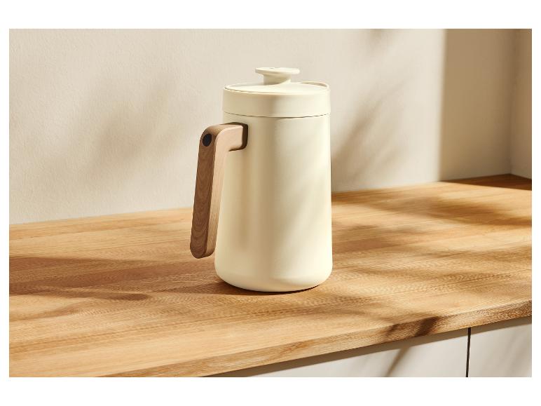 SILVERCREST® thermoskan in crème met handvat in houtlook op een houten oppervlak