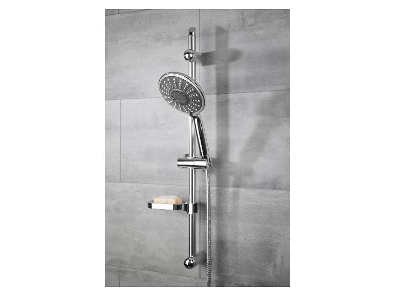 Chromen doucheset met zeepbak aan de wand.