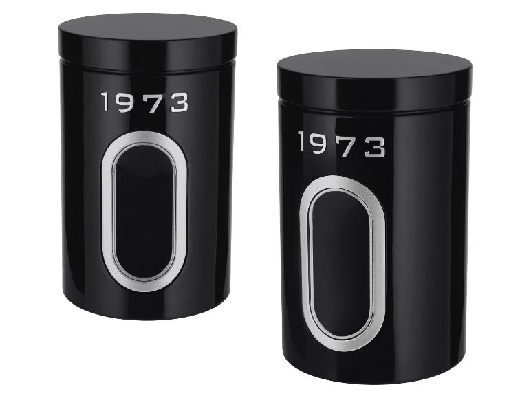 Twee zwarte containers met opschrift '1973' en ovaal venster