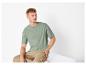 Groene T-shirt en beige cargo broek voor heren.