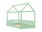 Een mintgroen kinderbed met een huisvormig frame.