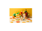 Speelgoedvogelbeeldjes met fruit-thema accessoires en vers fruit in een mand.